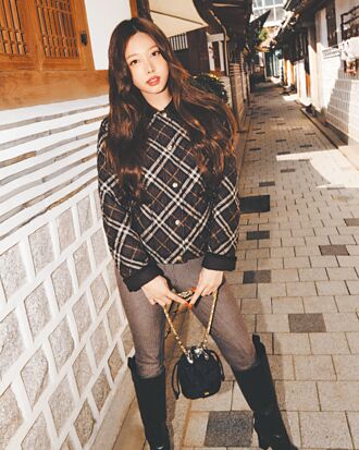 娜璉穿Burberry詮釋英倫優雅