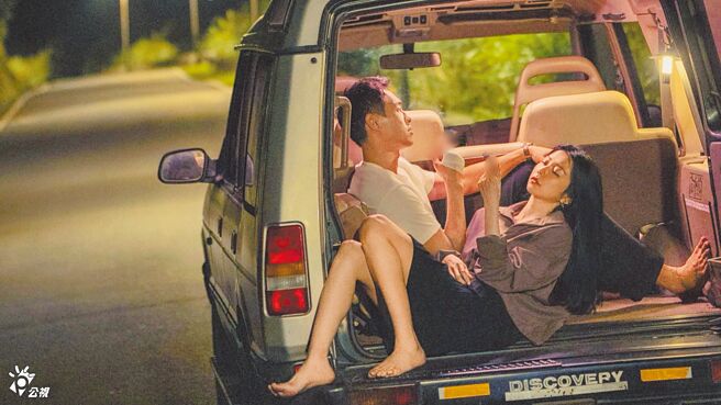 杨佑寧（左）与邵雨薇在《人浮于爱》上演车震。（女王传播、瀚草文创提供）（吸菸有害健康）