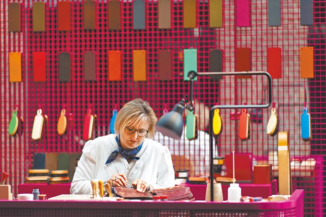 爱马仕匠心工坊里的时光盟友展览，展出物件修復过程。（Hermes提供）