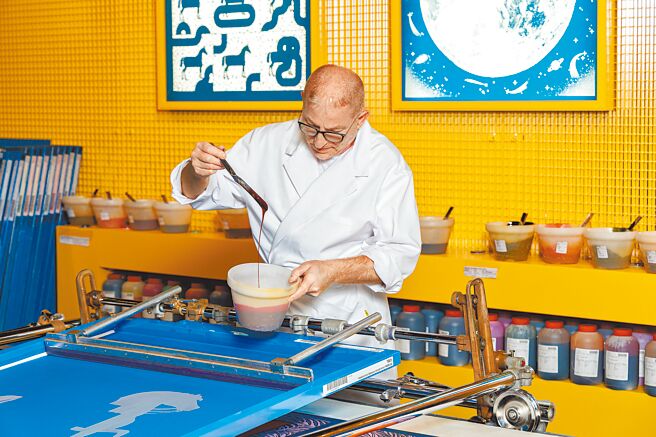 爱马仕匠心工坊展示丝巾印染过程。（Hermes提供）