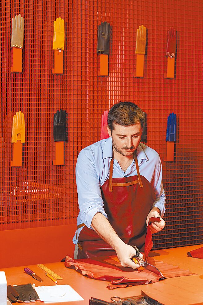 爱马仕匠心工坊的工匠示范制作手套。（Hermes提供）