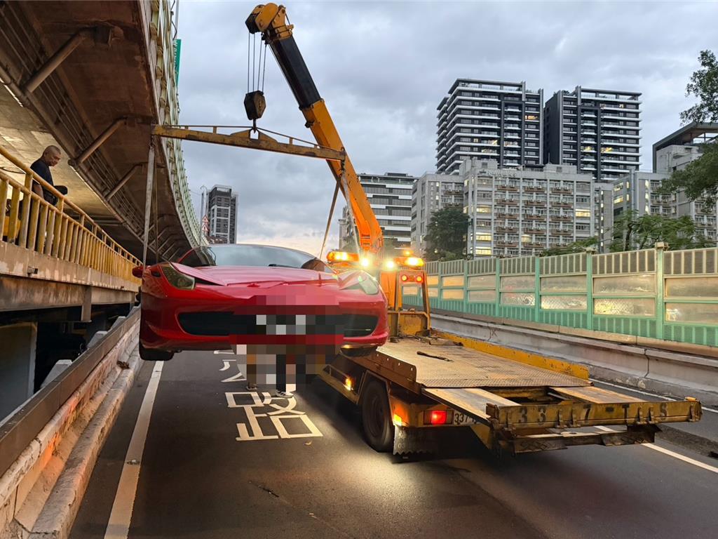 警方將法拉利超跑拖離匝道口。（翻攝照片／林郁平台北傳真）