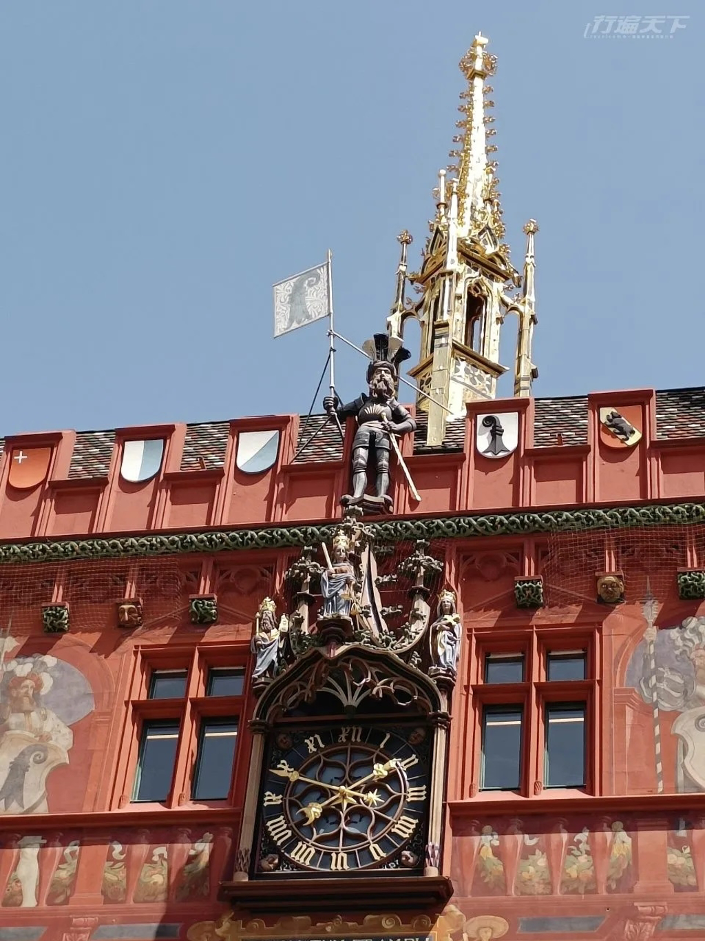 ▲巴塞爾市政廳紅色的砂岩建築設有鐘樓及豐富的裝置藝術。(行遍天下提供/圖：傑菲亞娃)