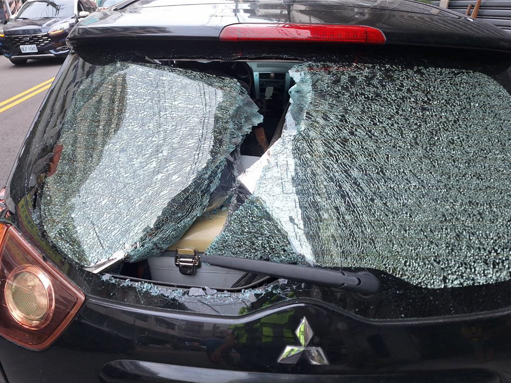 台中刺青怪男狠砸6車 警獲報3分鐘到場壓制