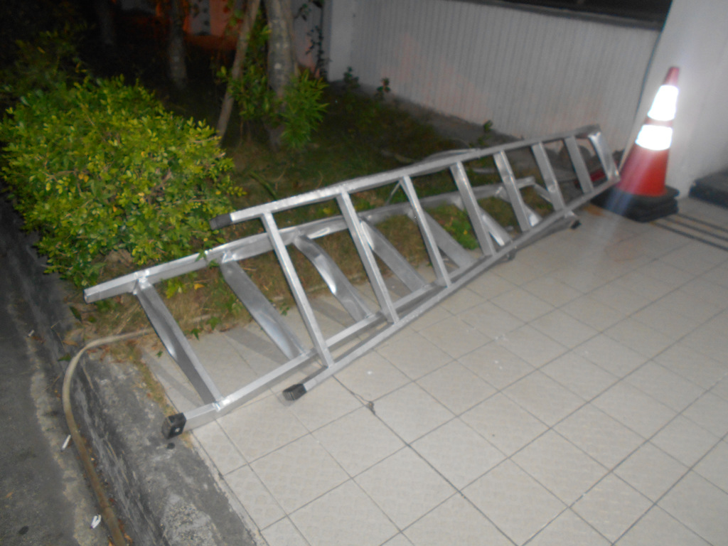 一輛自小貨車行駛中，鋁梯竟突然掉落內線車道，導致後方4輛自小客車閃避不及，接連撞上。（圖／簡銘柱翻攝）