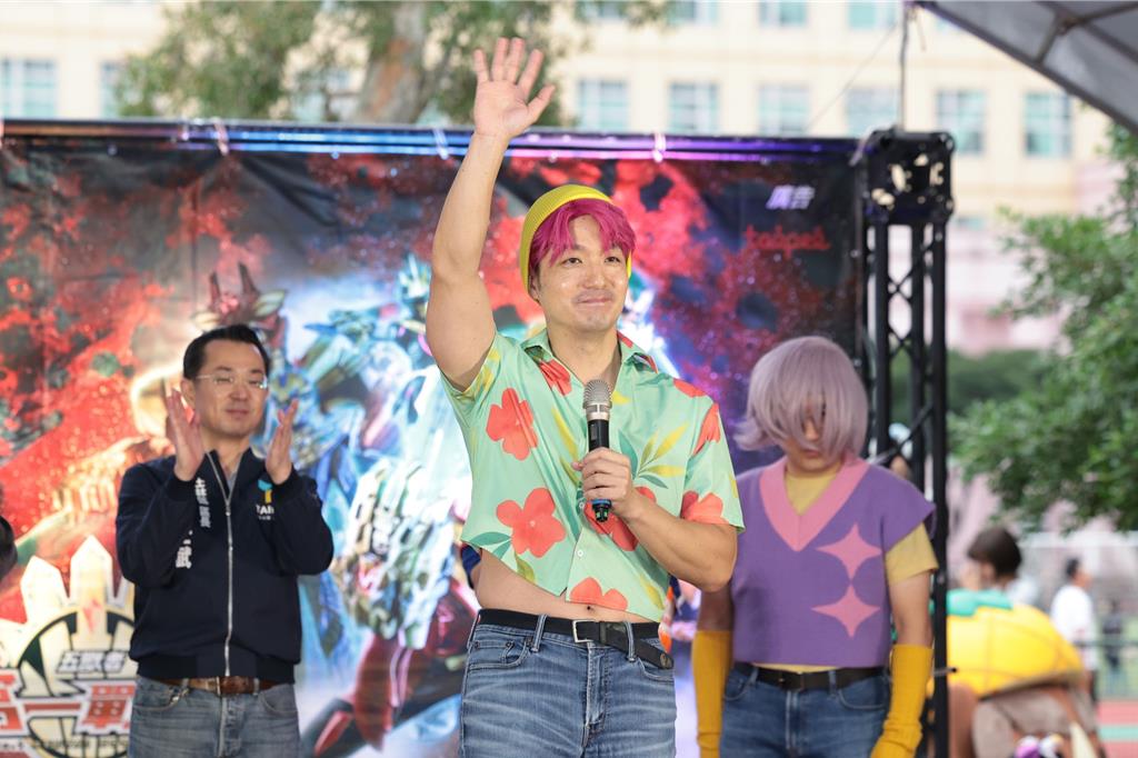 蔣萬安扮「Saja Boys」現身天母萬聖節嘉年華  曝很多小朋友很喜歡