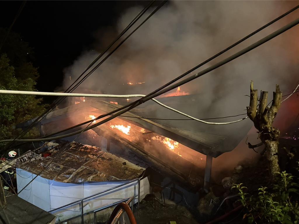 北宜路一段晚間火警　鐵皮屋全面燃燒消防全力撲滅
