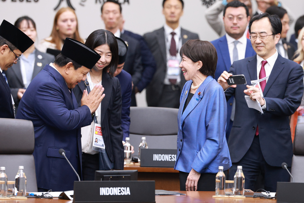 石破茂完敗！高市早苗APEC社交力驚人 「滑椅子」還搭肩