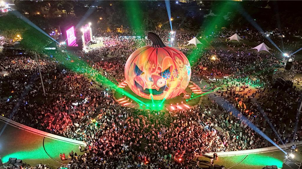 2025高雄萬聖節上萬人擠衛武營！陳其邁驚喜化身工作人員