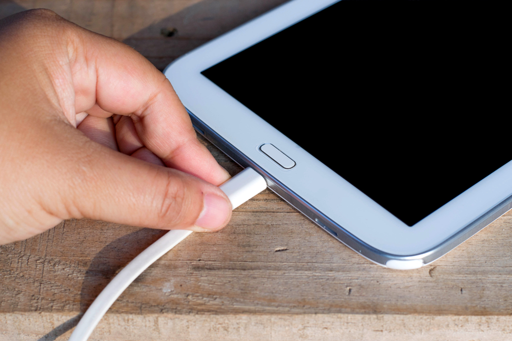 睡夢中突聽「爆炸聲」！9歲童平板充電 竟讓項鍊起火灼傷