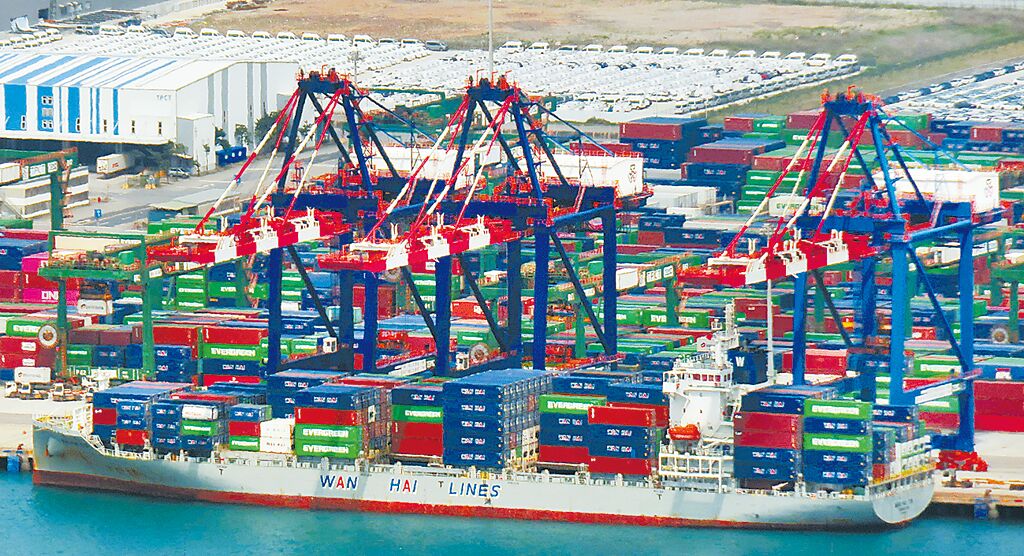 圖為台北港裝卸貨櫃的情形。（本報資料照片）