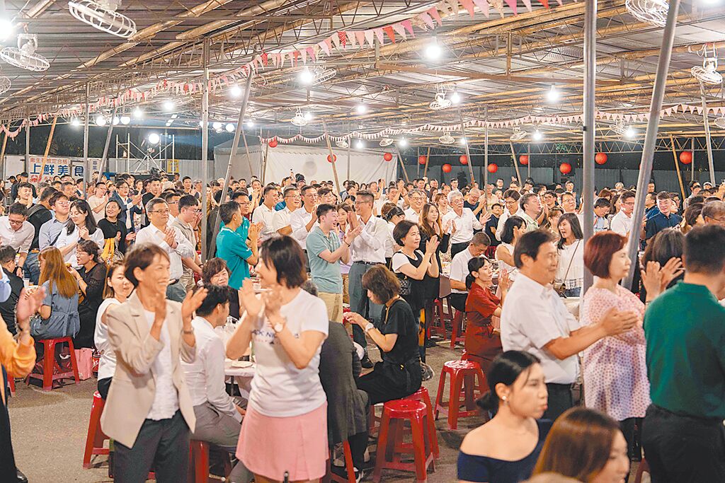 不同於傳統劇場,《聯聚一村喜事》打破觀演界線,結合眷村文化與充滿人情味的辦桌習俗,讓觀眾從入場起便化身婚宴賓客。(聯聚提供)