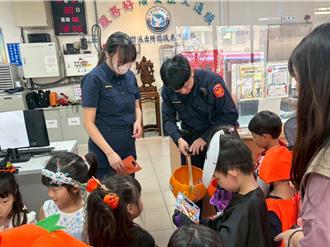 萌翻！萬聖節小惡魔逛警局 波麗士笑著給糖：別搗蛋