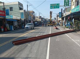 屏東崁頂鄉曳引車鋼骨掉落　疑綑紮不牢釀禍