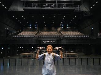 爆紅8億點擊女歌手現蹤西門町 宣布來台開唱親自場勘