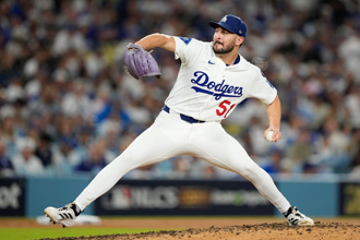 MLB》暖心一幕！蓝鸟投手绣「51」向道奇牛棚大将致敬