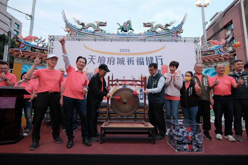 「天粉」集結 台南天壇辦祈福健行1500人上街