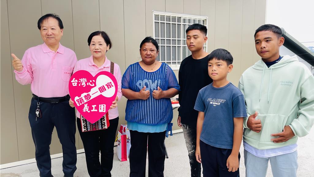 台灣心志工團築家圓夢 單親抗癌母落淚迎新家