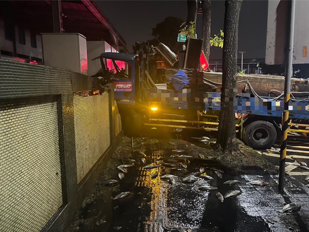 開車自撞冷凍廠圍牆  大量鱸魚噴出  