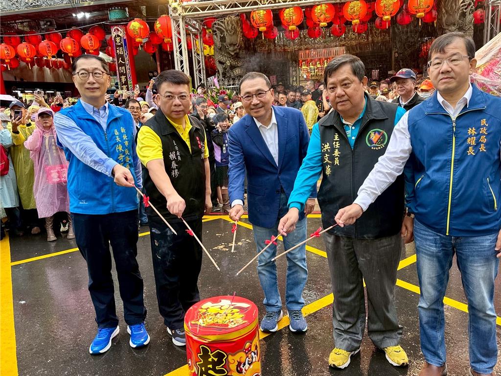 慈惠宮、拱天宮會香！白沙屯媽祖遶境新北 侯友宜點燃起馬炮