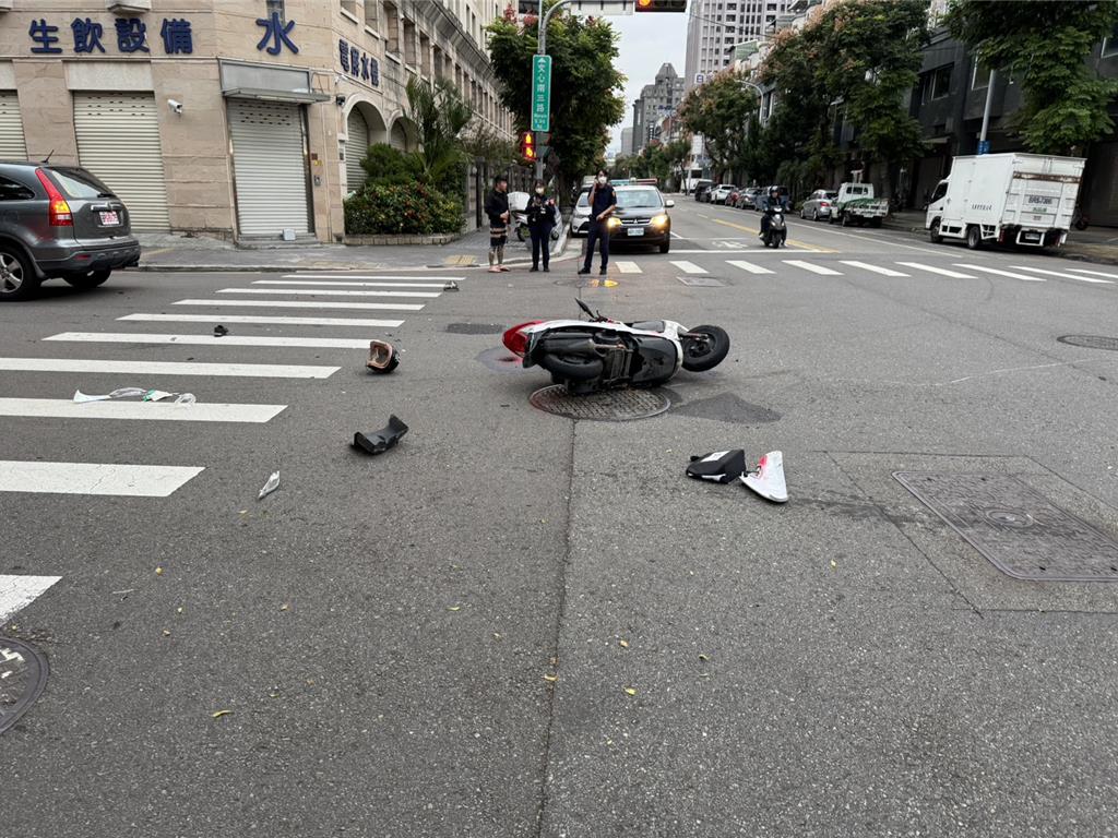 台中南屯機車小客車對撞 女騎士傷重不治