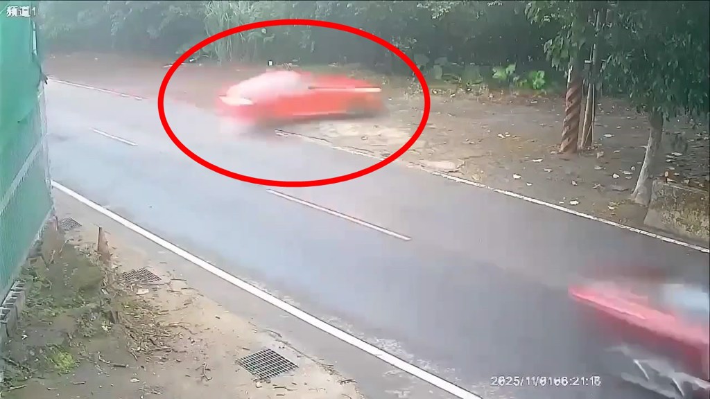 影》雙門跑車山路飆速失控　猛撞斷電桿成廢鐵