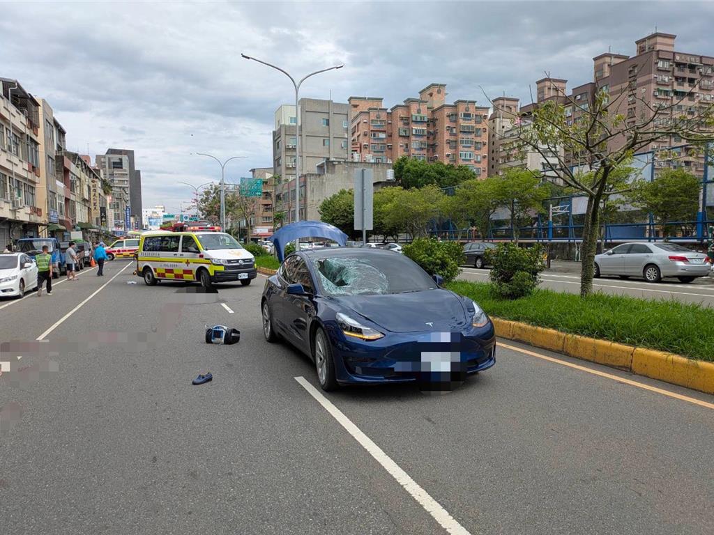 可惡！特斯拉女酒駕害命 猛撞2行人釀妻死夫命危