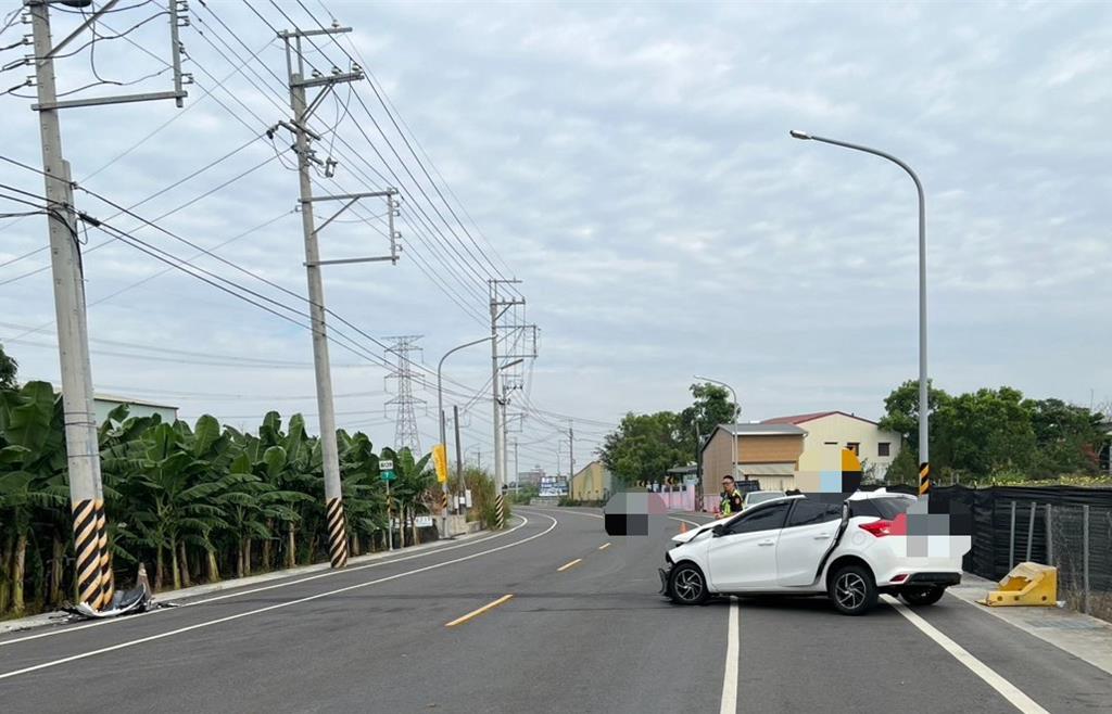 賴女開自小客車載2名乘客行經嘉139線中埔鄉裕民村水仔尾不知何故自撞電桿車毀，女童亡。（民眾提供／廖素慧嘉縣傳真）