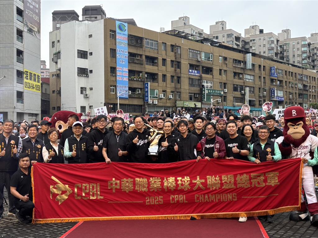 樂天桃猿奪冠遊行擠爆桃園 球員曝心聲：球迷是最大動力