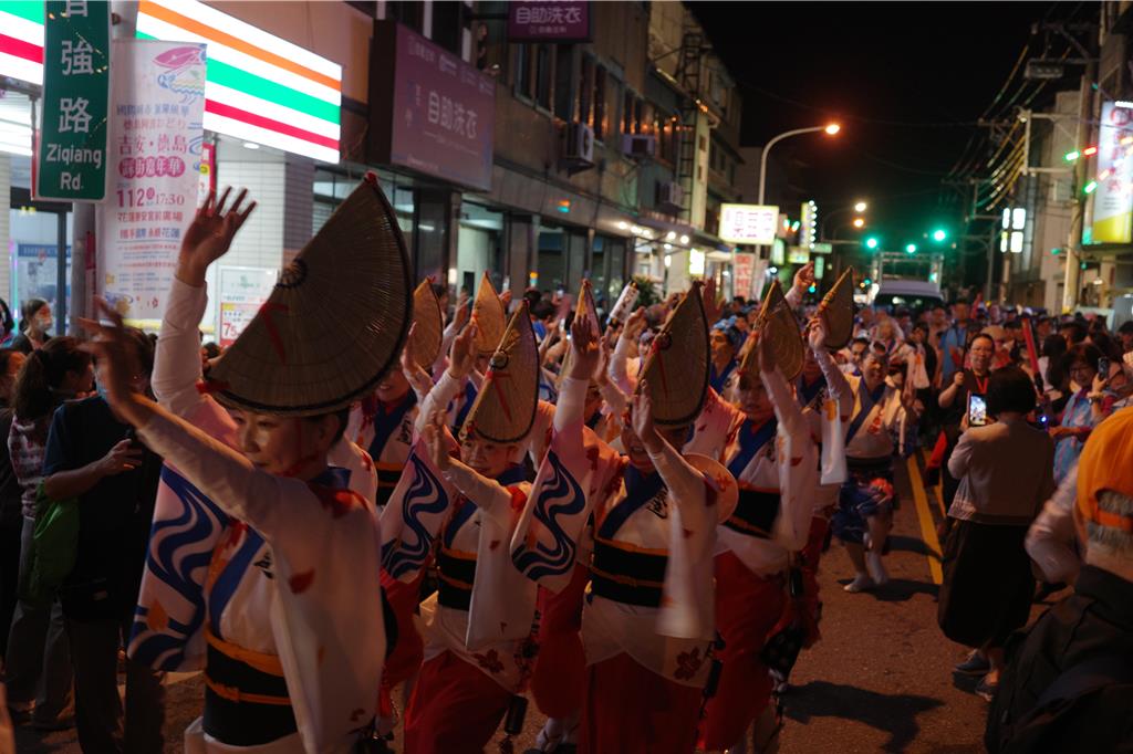 嗨翻花蓮！日本「阿波舞」跨海踩街 民眾搶拍熱情互動