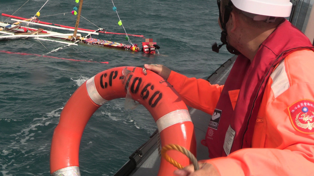 今（2）日驚傳無動力風帆船在台東新蘭外海0.2浬處翻覆，船上3人瞬間落海，情況危急，只能緊抓船身等待救援。（圖／簡銘柱翻攝）