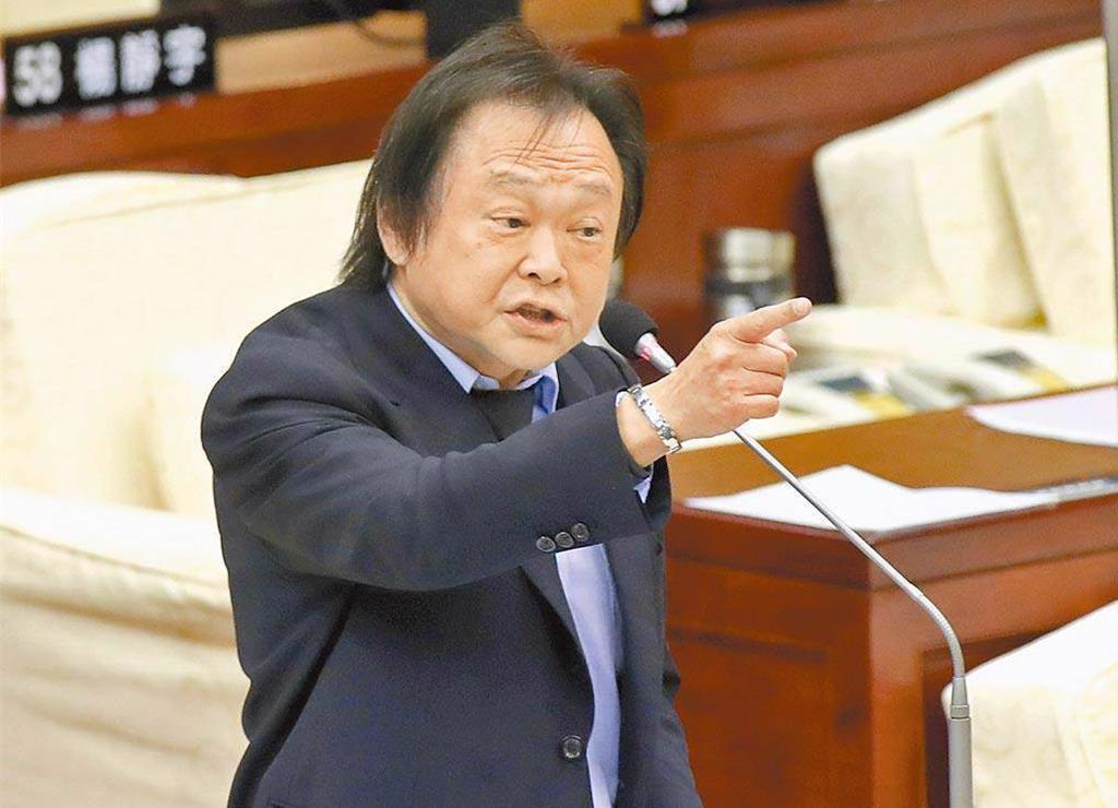 王世堅獲頒名譽博士   現身校園親唱「沒出息」學生嗨翻