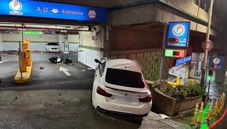 BMW女駕車左轉與直行車碰撞 波及女機車騎士害命危