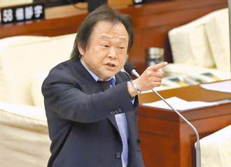 影》王世坚获颁名誉博士 现身校园亲唱「没出息」学生嗨翻