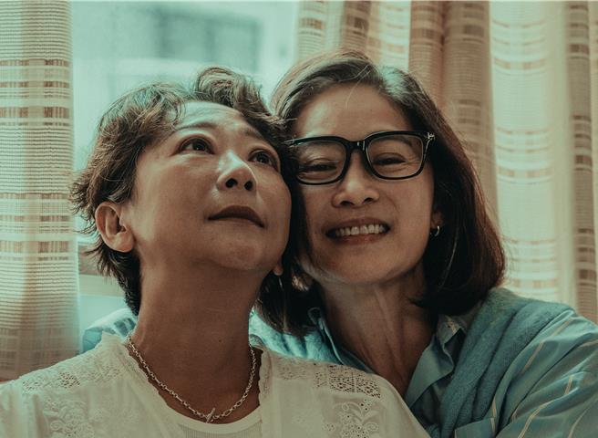 劉瑞琪（右）在《整形過後》與曹蘭組「馨華CP」，共譜忘年女女戀。（六魚文創提供）