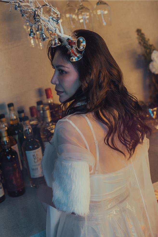 金曲歌后艾怡良在《整形過後》挑戰外放又撫媚的酒店媽媽桑。（六魚文創提供）