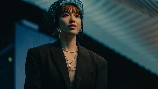 金馬女配王渝萱在《整形過後》飾演流行天后。（圖：六魚文創提供）