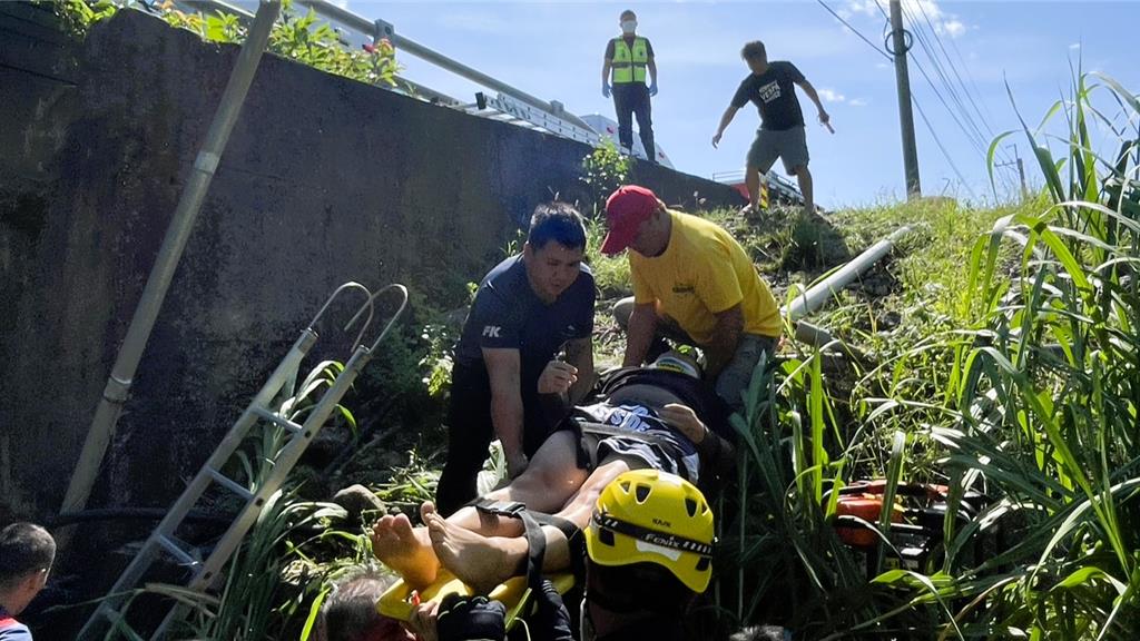 疑似疲勞駕駛，江姓父女連人帶車墜落佳里橋，幸經消防人員救援後脫困，僅受輕傷、無生命危險。（民眾提供／蕭嘉蕙台東傳真）