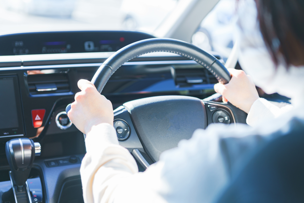 方向盤握「10點10分」錯了 日專家教正確姿勢 避氣囊殺人