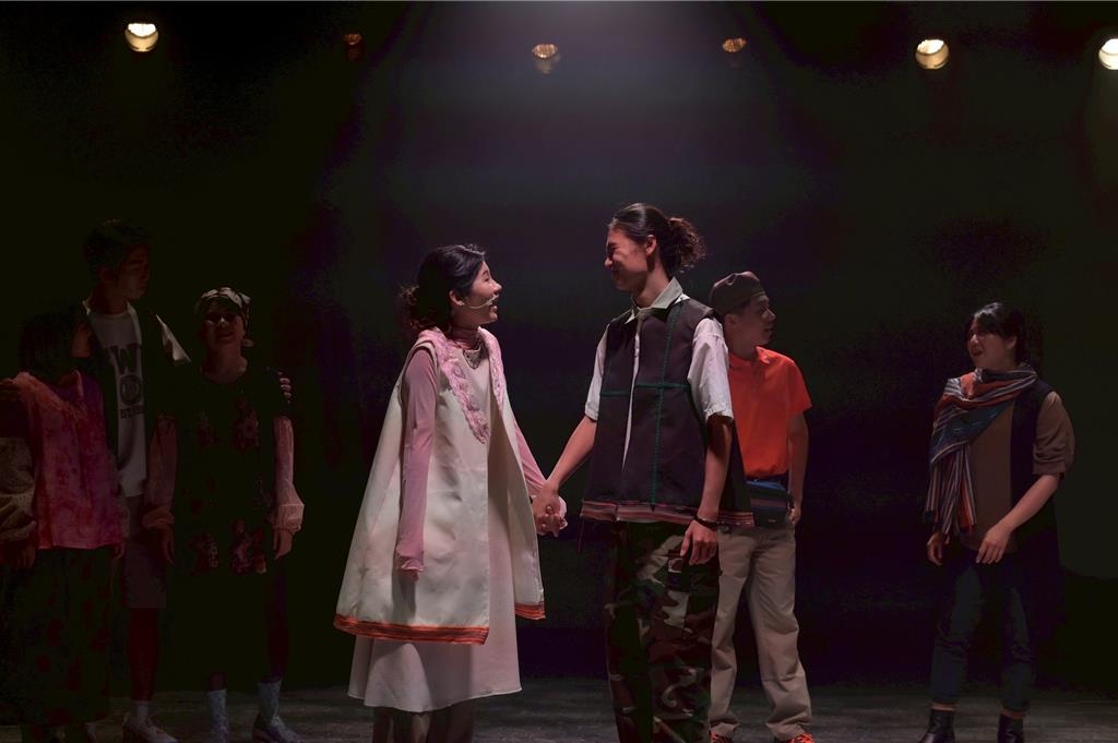 中山大學校慶原創音樂劇《重拾時間的山語》以真摯故事與深層文化思索，邀請觀眾在劇場中傾聽山的聲音，感受時間的流動與生命的節奏。（中山大學提供）