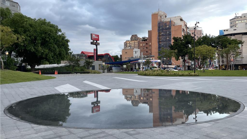 夜晚水光倒映街燈！台東「城市嘉明湖」浪漫爆表