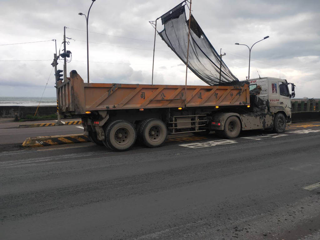 新北市林口區台61北上15.9公里處，下午3時許發生車禍，導致泥沙散落車道，現場持續清理中，請民眾提早改道。（翻攝畫面）