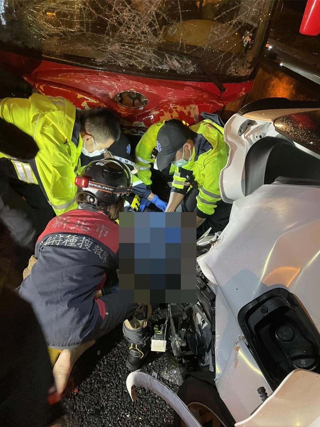 國道追撞前車女子下車看 慘遭客運撞擊卡車底命危