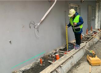 克服「違建充斥、地界彎曲」難題！五股27戶後巷接管成功