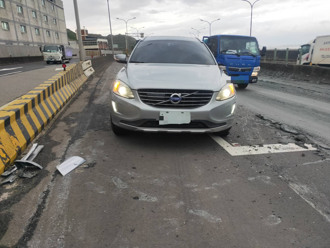 台61西濱砂石車意外車禍 車道滿地泥沙「緊急封閉清理」