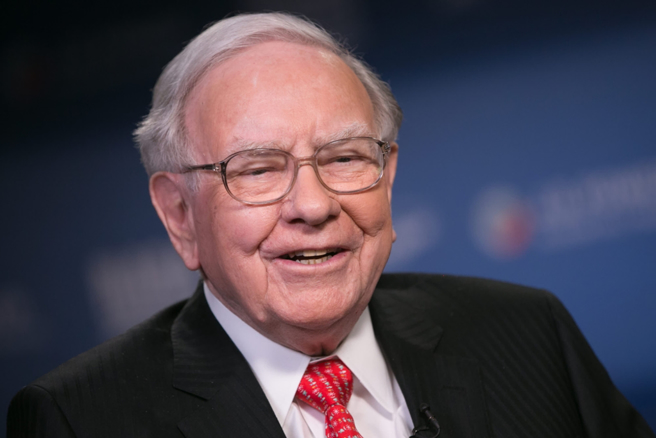 95歲「股神」巴菲特（Warren Buffett）周一發出告別信，退休後不會再發年度股東信，但會以感恩節問候信與股東們互動。（圖／shutterstock達志）