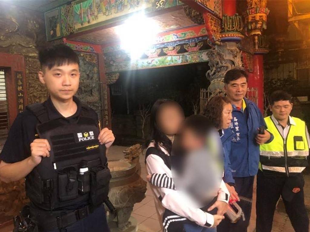 4歲男童偷跑出門！迷路蹲樹下哭泣 大園警、民合作尋回