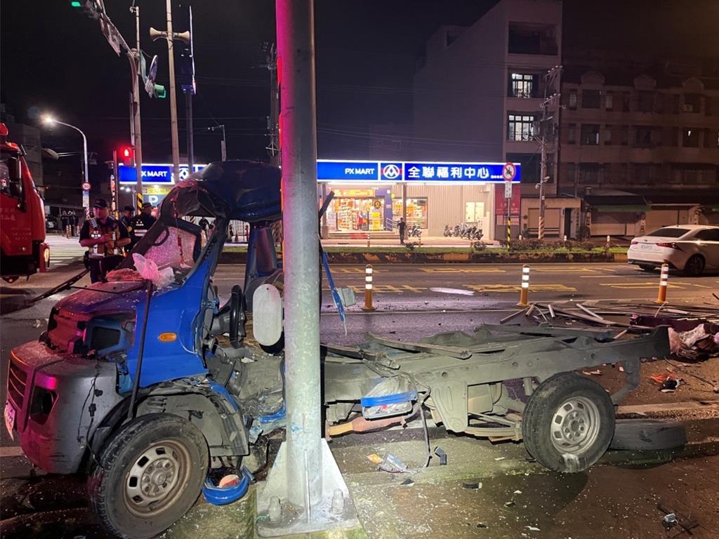 桃園市龜山區33歲黃姓男子昨天晚間駕車從林口往龜山方向行駛，行經忠義路與光峰路口，疑似精神恍惚，撞上67歲小貨車駕駛戴姓男子，戴男車輛失控撞擊路邊燈桿、3輛汽車，戴送醫後仍不治，黃酒測值為0，但車上發現喪屍煙彈，全案依傷害致死、公共危險、毒品罪等送辦。（翻攝照片）