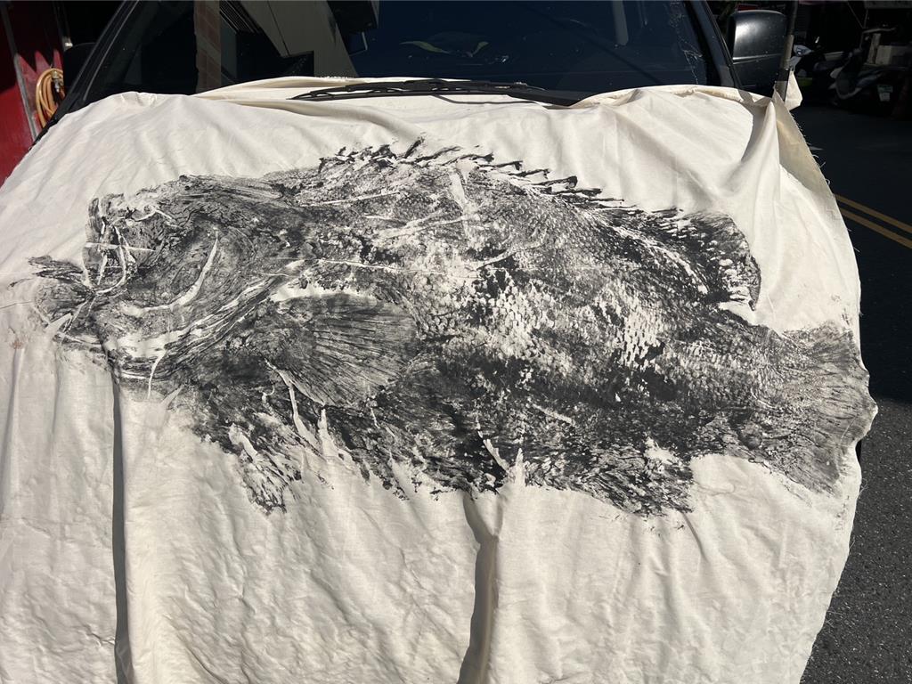 3分鐘搏大魚！「怪物級」130斤龍膽石斑上鉤 釣友慷慨分享