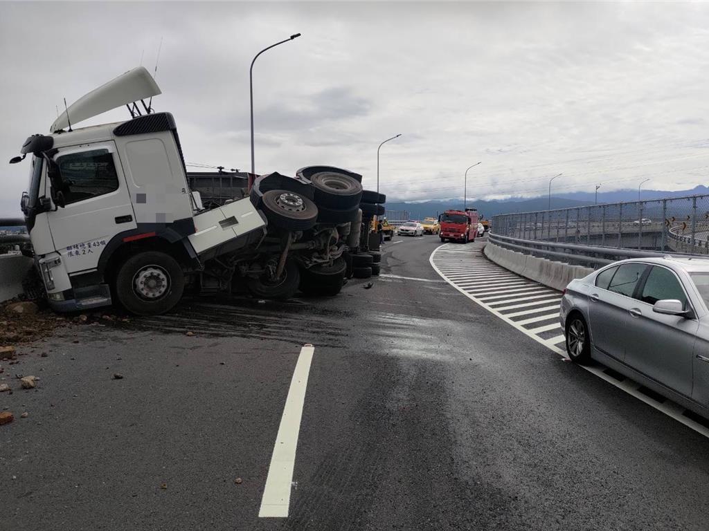 大溪交流道砂石車撞護欄翻覆   砂石散落車道清除中